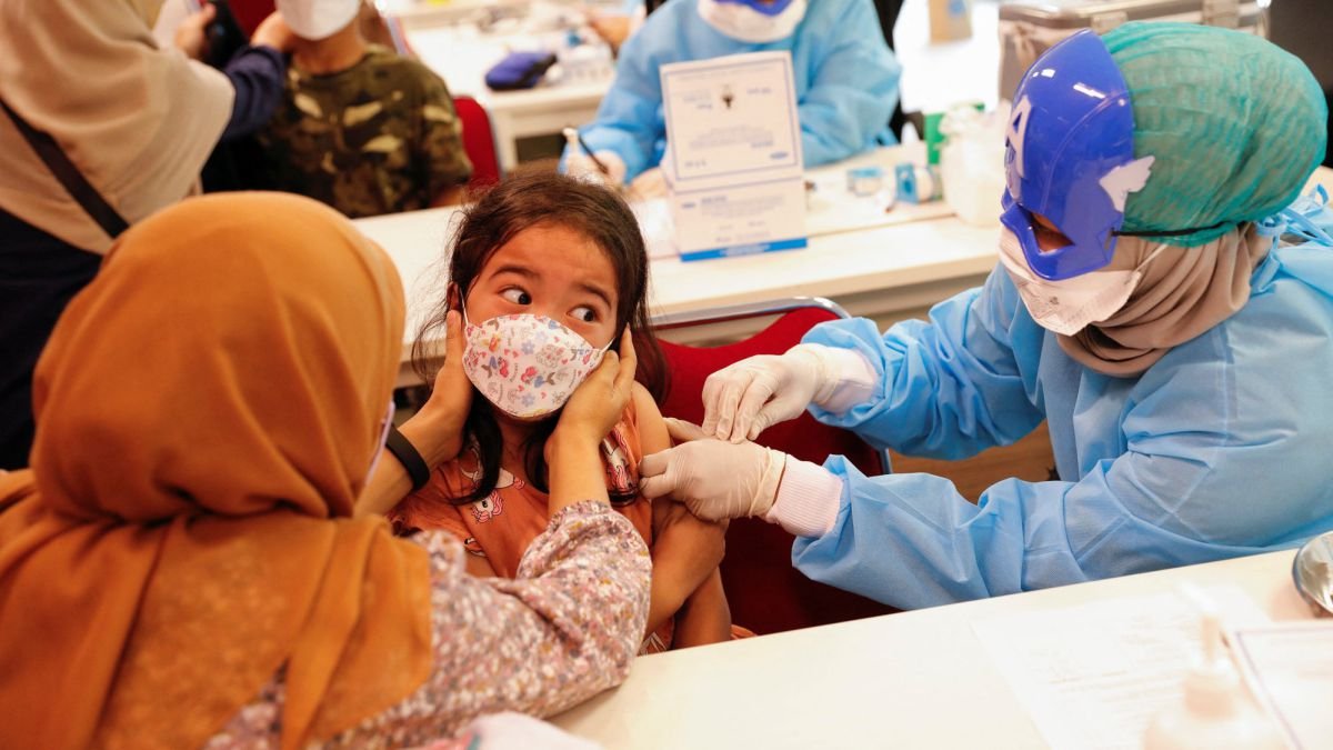 Covid-19 news live updates: vaccine mandate, Omicron symptoms, cases, free testing, quarantine...