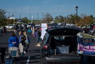 U.S. jobless claims drop 30,000 to 260,000 as omicron wave fades