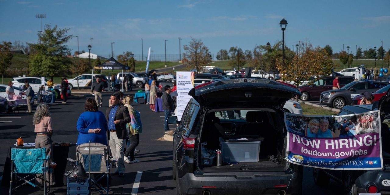 U.S. jobless claims drop 30,000 to 260,000 as omicron wave fades