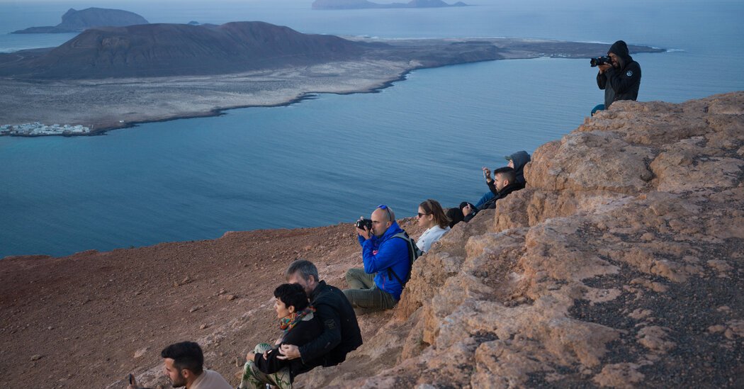 Undeterred by Omicron, Tourists Seek Sun in a Welcoming Spain