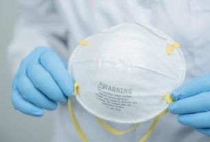Coronavirus: Ministry of Health reviewing mask advice after Omicron found in community