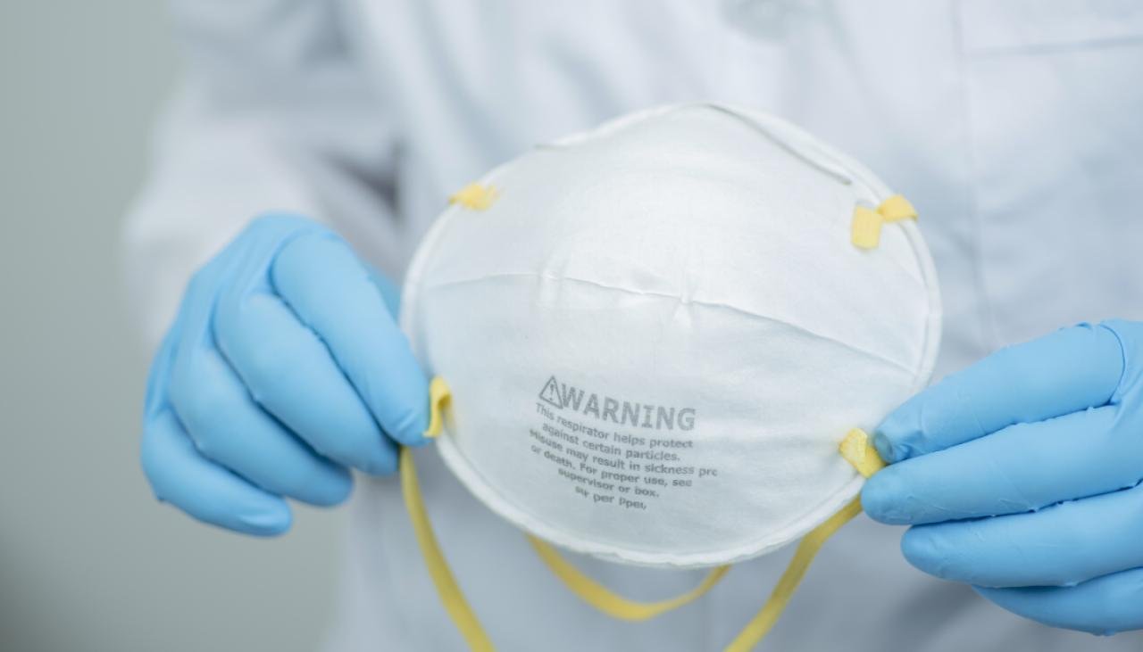 Coronavirus: Ministry of Health reviewing mask advice after Omicron found in community