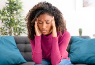 Is headache a symptom of the omicron COVID variant?