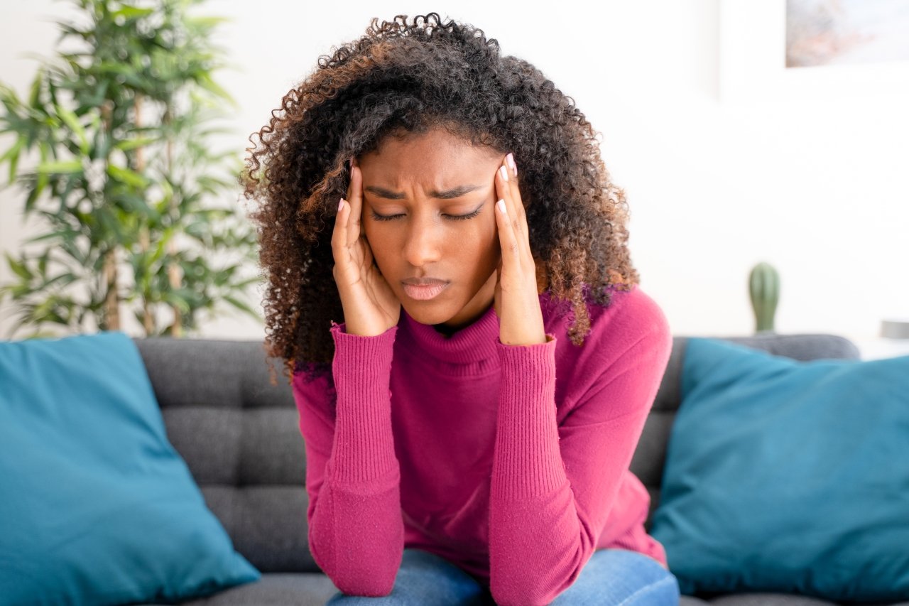 Is headache a symptom of the omicron COVID variant?