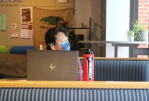 Gabriela+Grachen%2C+%E2%80%9922%2C+wears+a+mask+while+working+in+Grounds+for+Change.