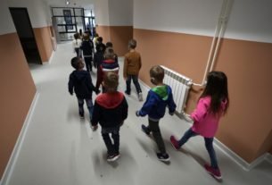 Michigan school district makes masks mandatory after community vote