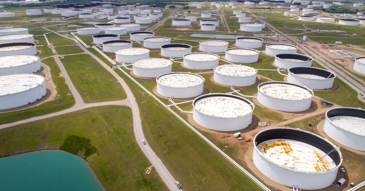 Oil climbs on supply worries, limited Omicron impact