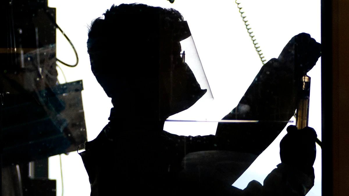 Oregon sets new daily COVID case record, state epidemiologist defends indoor mask rule