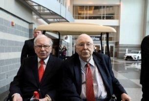 Buffett plans in-person Berkshire annual meeting as Omicron wave crests