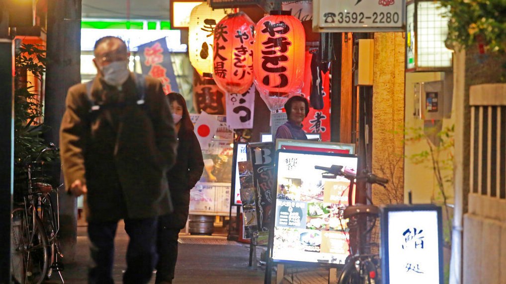 Japan is ramping up COVID-19 restrictions as omicron cases surge : NPR