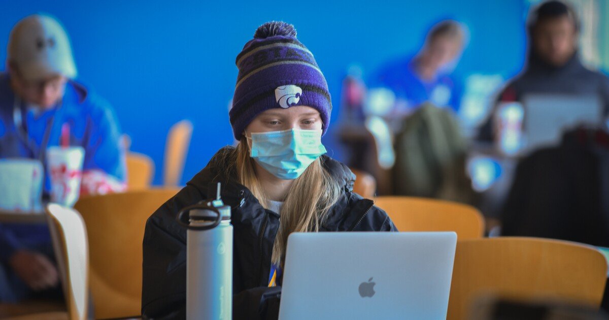 At UMKC, a rare Missouri college without a mask mandate, students are ‘on edge’ about COVID outbreaks | KCUR 89.3